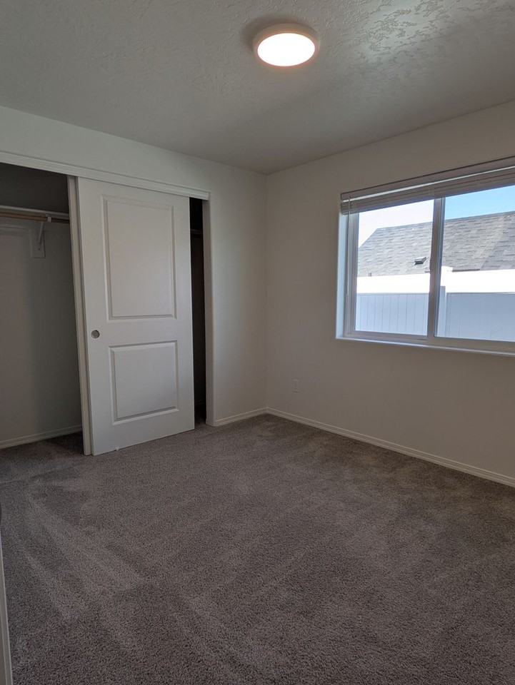 3692 S Penn St - Photo 5 of 9