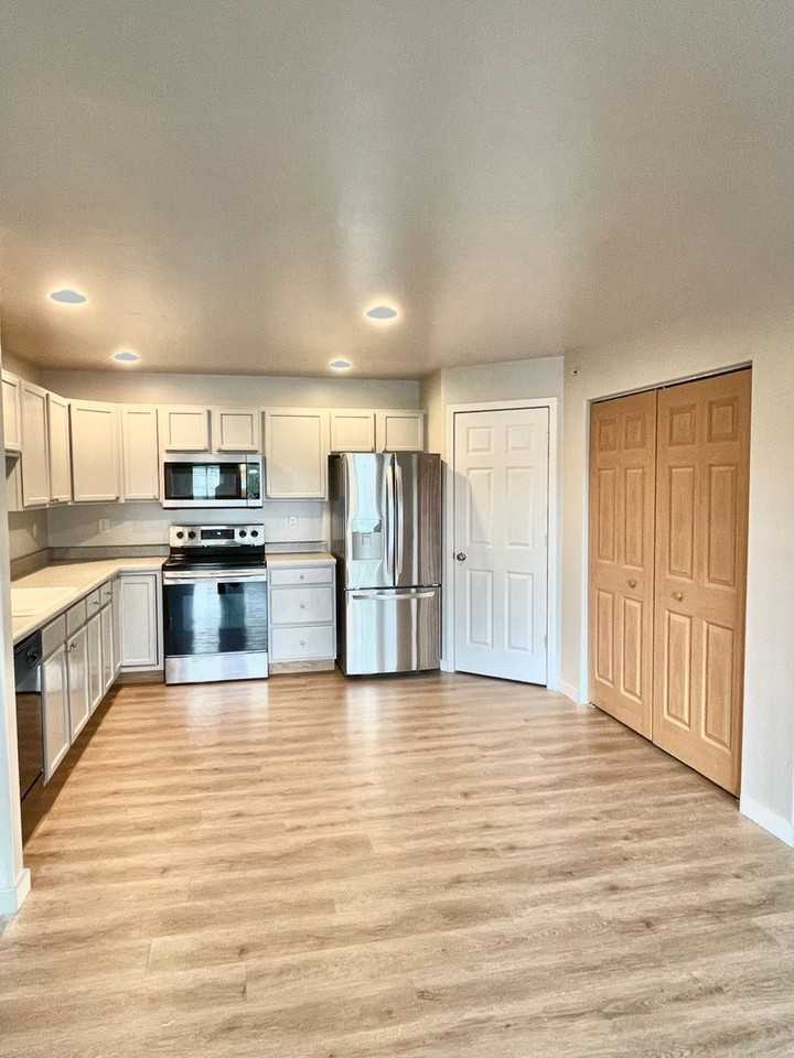 101 N Shore Dr - Photo 3 of 12