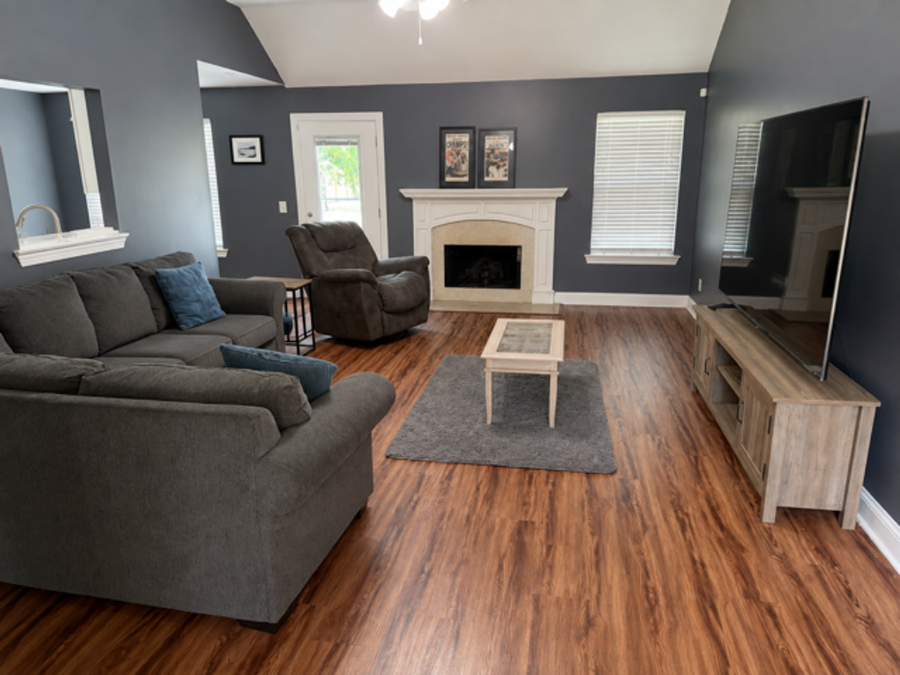 901 Laurel Hill Cir - Photo 3 of 14