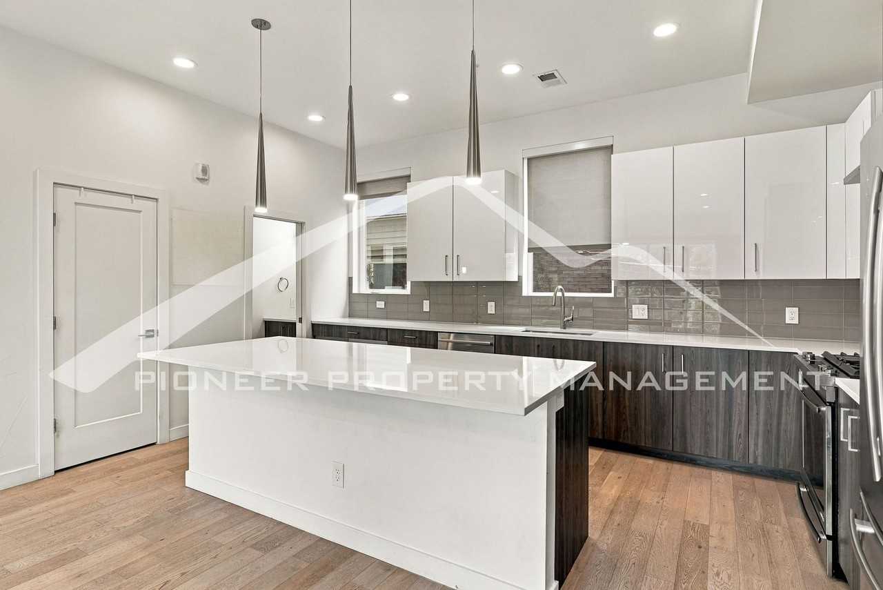 1628 Irving St #1 - Photo 3 of 30