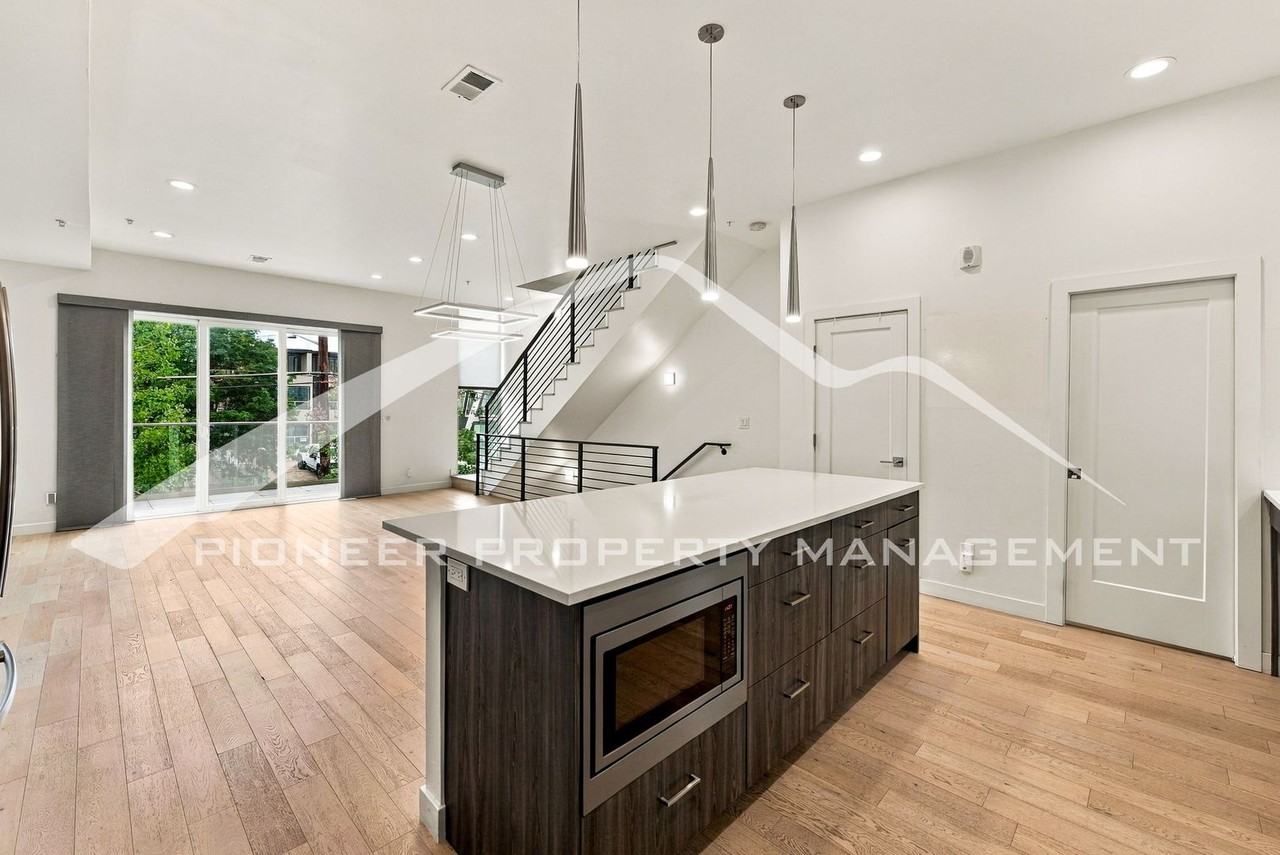 1628 Irving St #1 - Photo 4 of 30