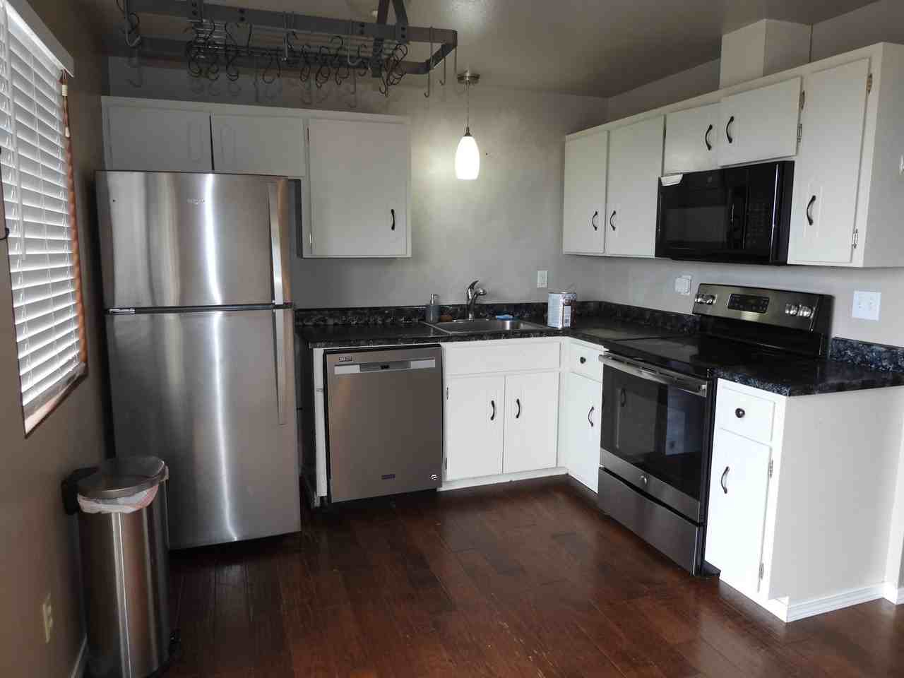 1617 W 6th St - Photo 3 of 30