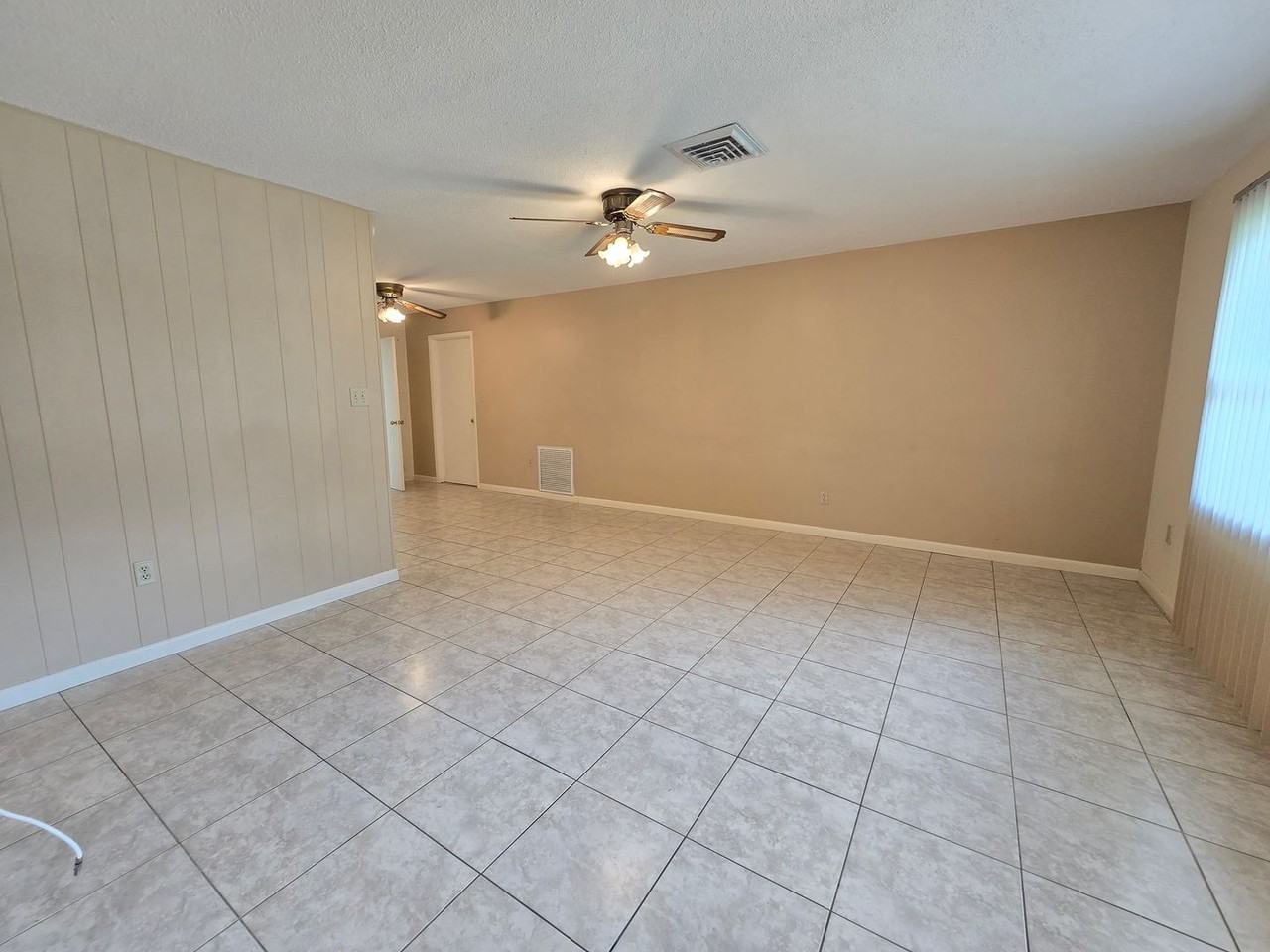 4040 Fleet Ln - Photo 4 of 28