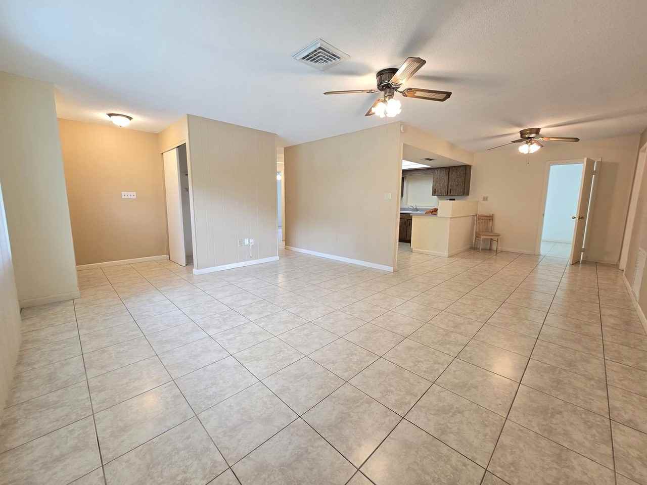 4040 Fleet Ln - Photo 5 of 28