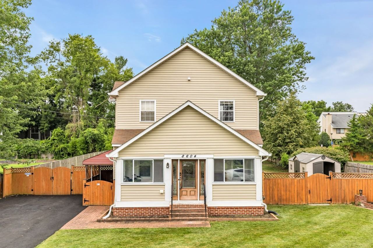 8604 Woodlawn Ct - Photo 2 of 50