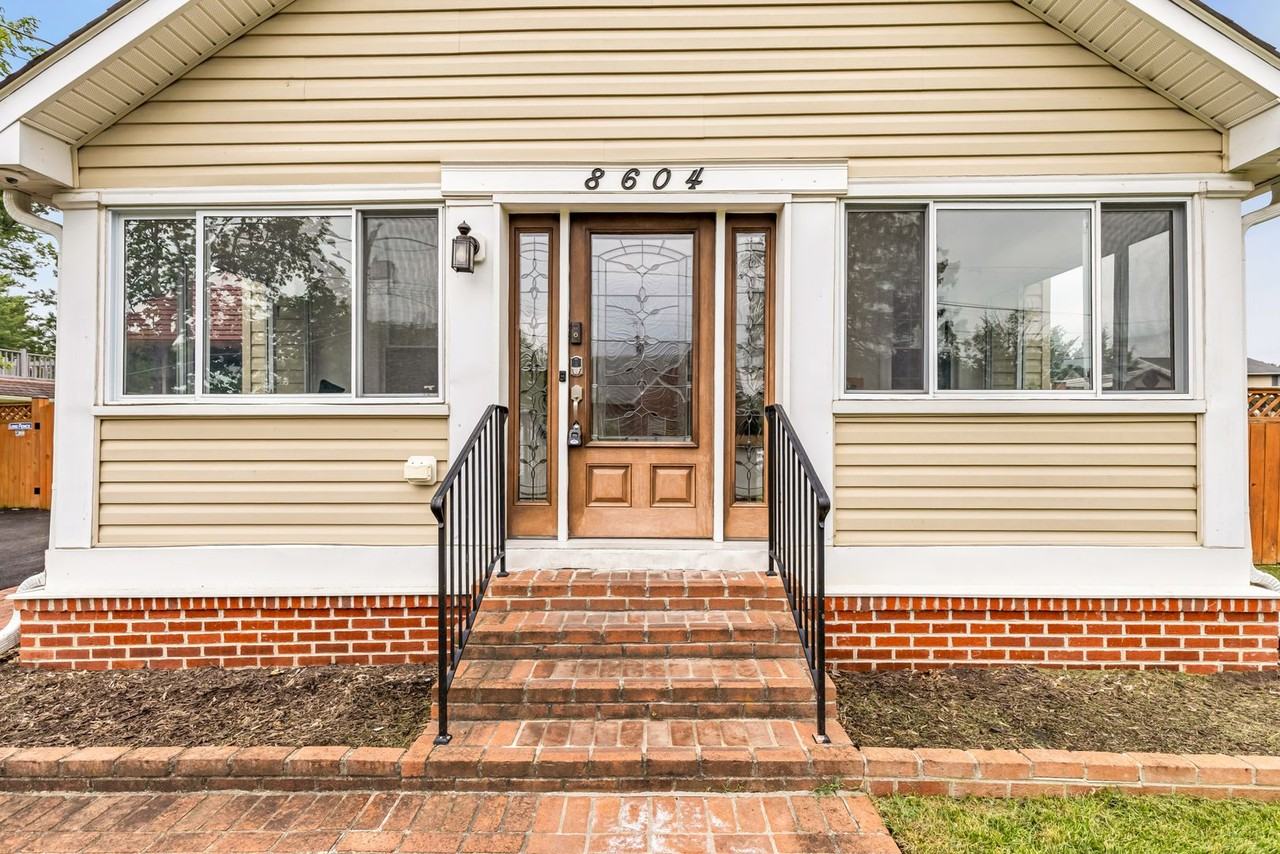 8604 Woodlawn Ct - Photo 4 of 50
