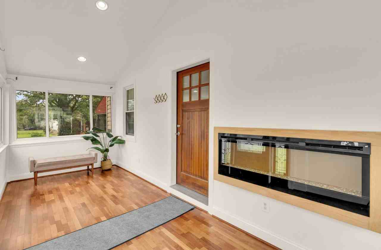 8604 Woodlawn Ct - Photo 7 of 50