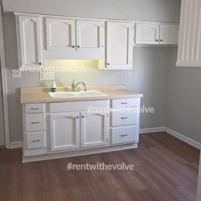 909 N Brady St - Photo 2 of 9