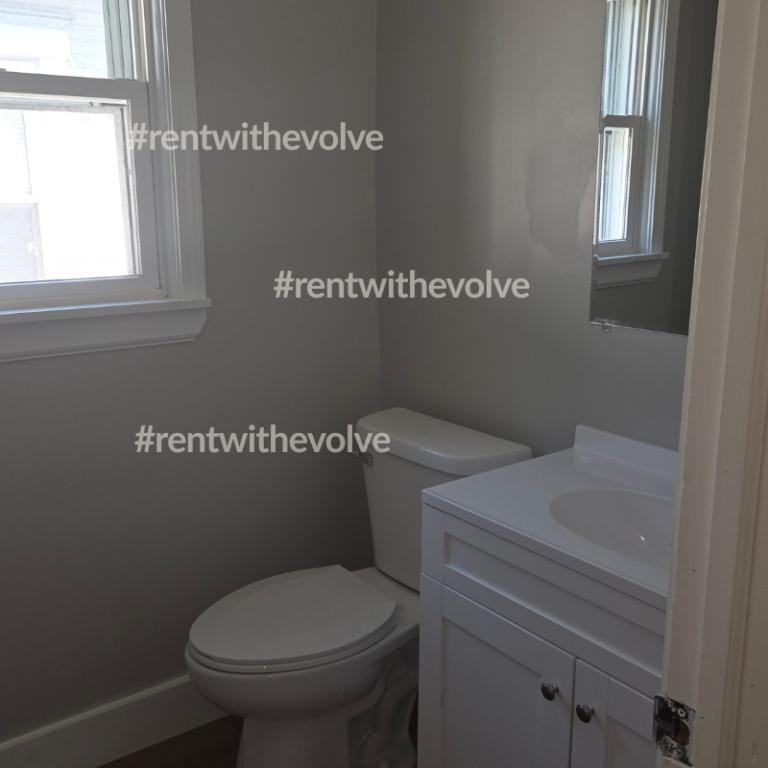 909 N Brady St - Photo 4 of 9