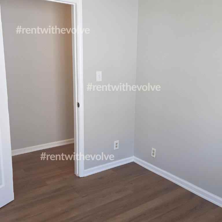 909 N Brady St - Photo 5 of 9