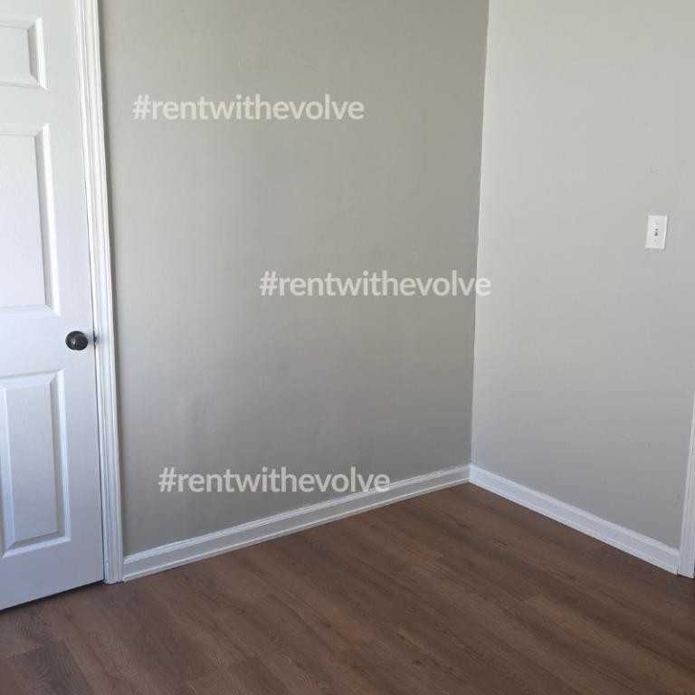 909 N Brady St - Photo 7 of 9