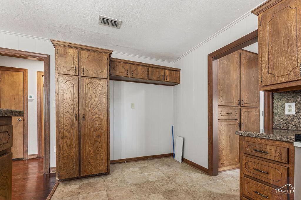 803 S Wall St - Photo 4 of 29