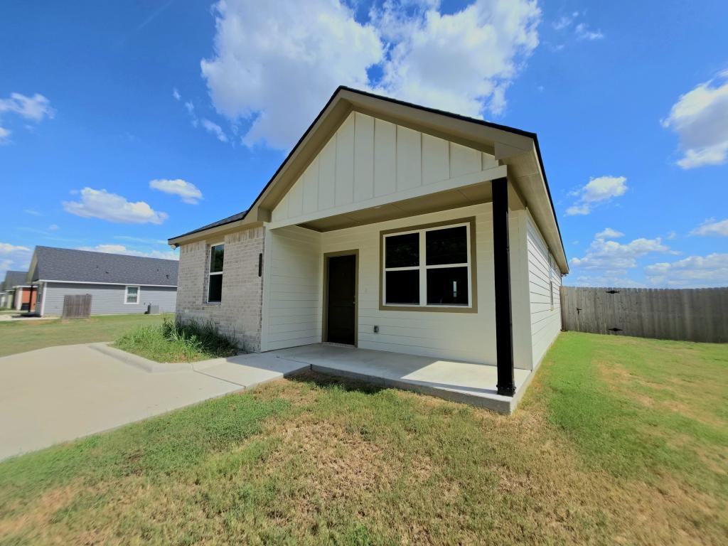 315 W Martin Luther King Dr - Photo 2 of 18