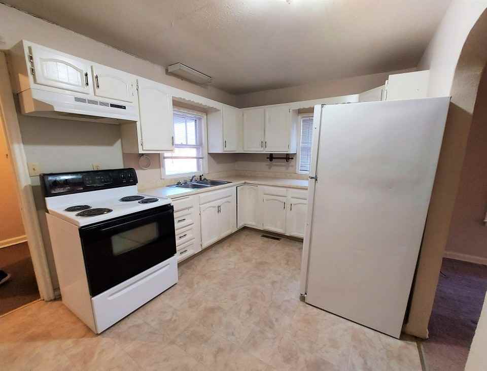 605 E 6th St - Photo 2 of 8