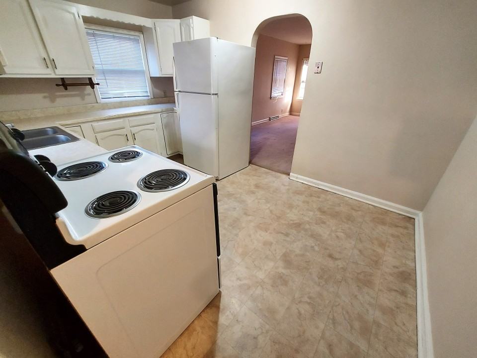 605 E 6th St - Photo 3 of 8