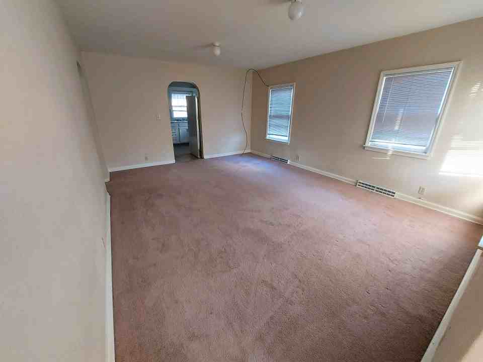 605 E 6th St - Photo 4 of 8