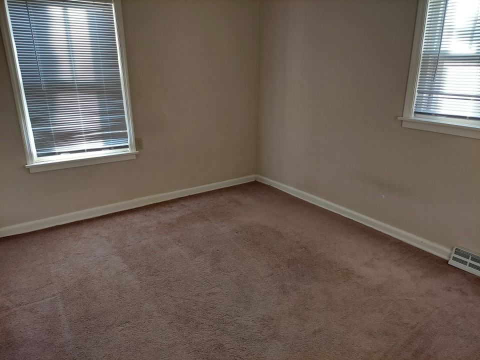 605 E 6th St - Photo 6 of 8
