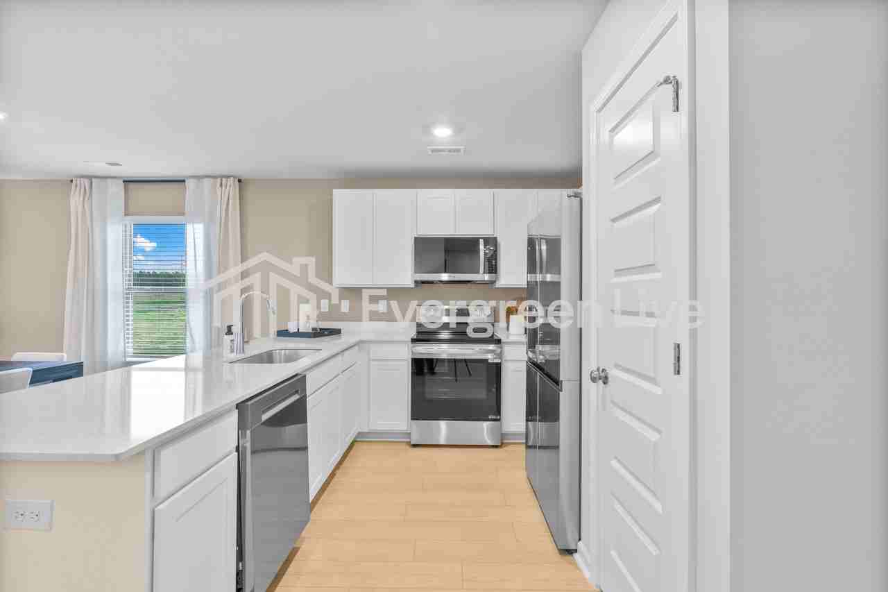 2034 Shady Oak St - Photo 2 of 12