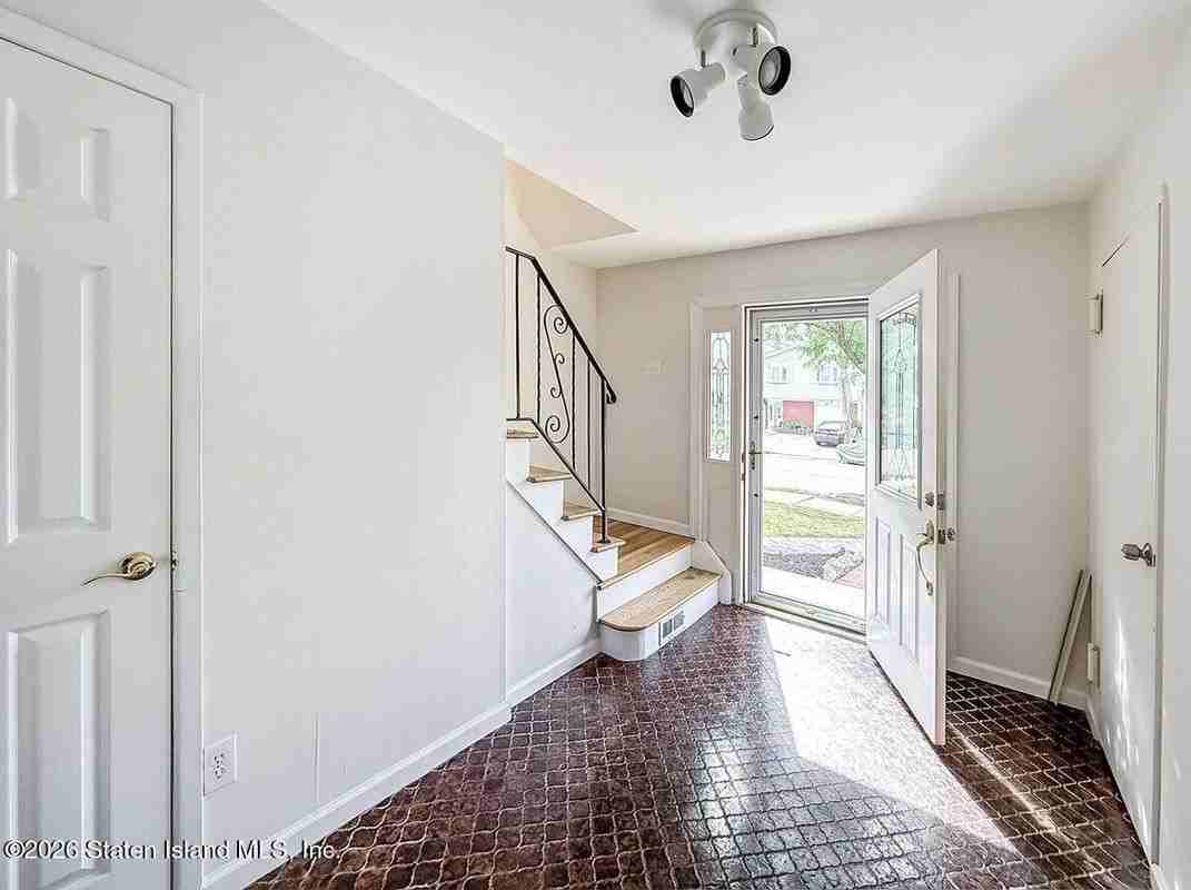 57 E Stroud Ave - Photo 2 of 20