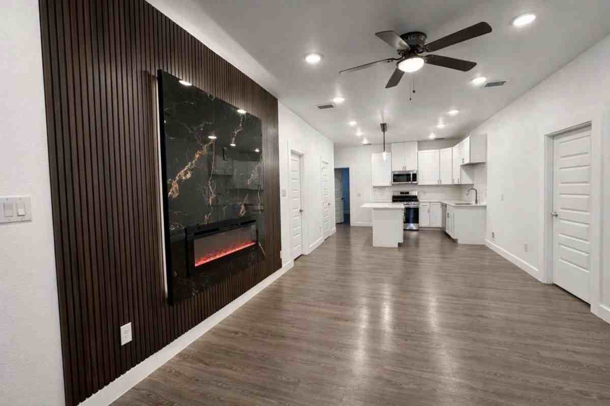 8141 Jeffery St - Photo 3 of 18