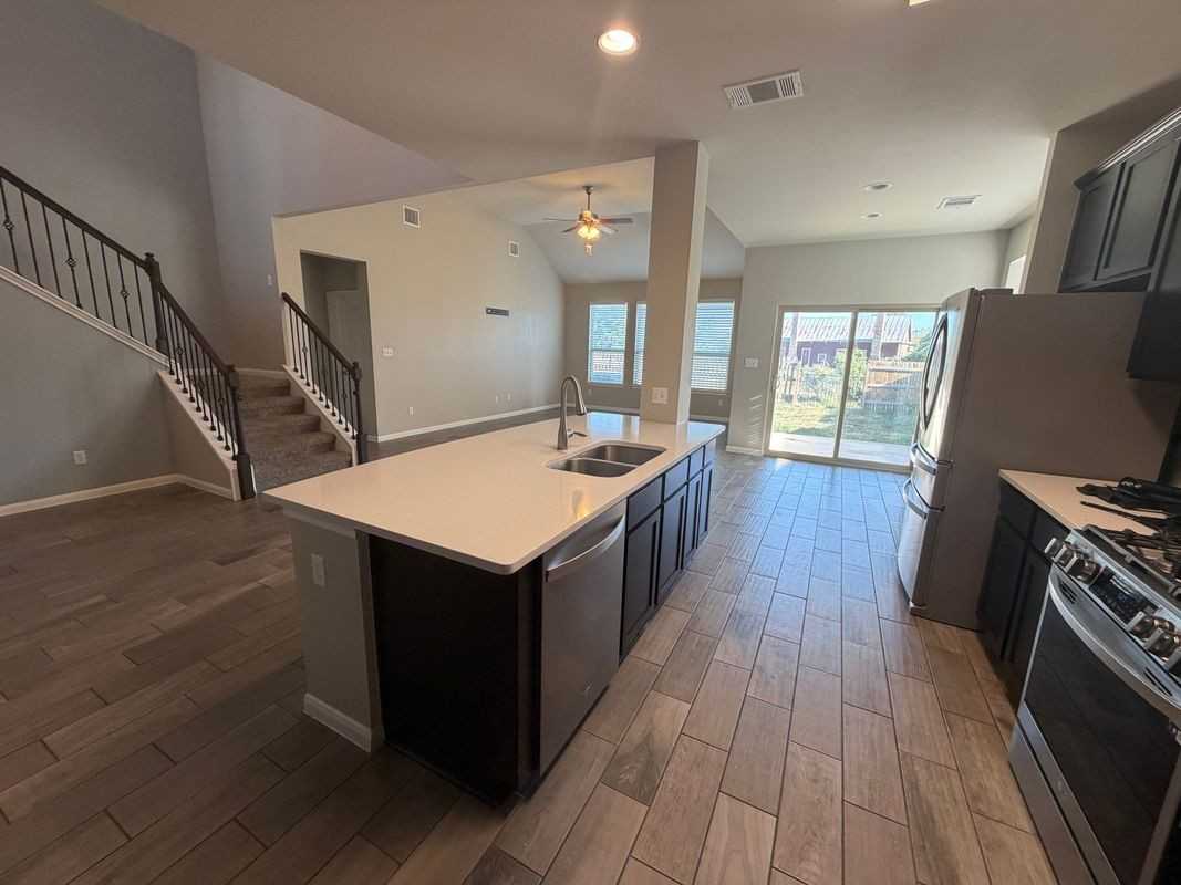 301 Rimrock Ct - Photo 4 of 9