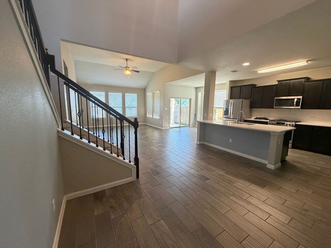 301 Rimrock Ct - Photo 5 of 9