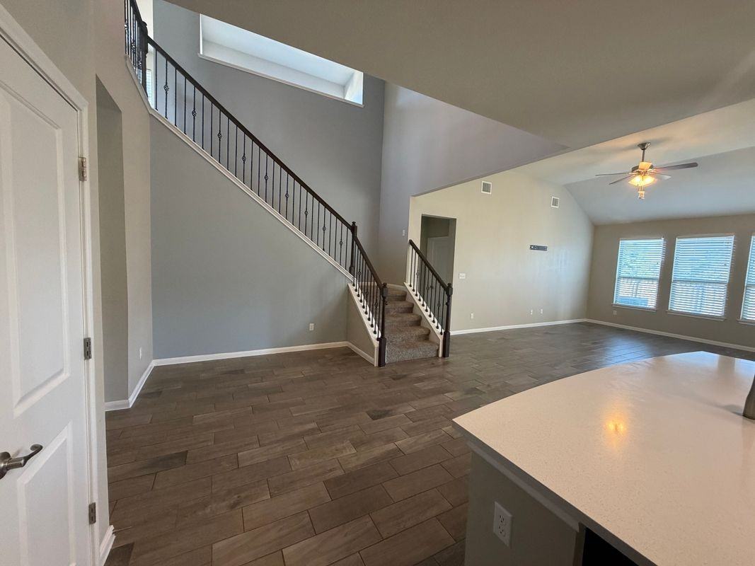 301 Rimrock Ct - Photo 6 of 9