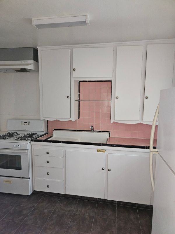 1033 Aviation Blvd - Photo 4 of 6