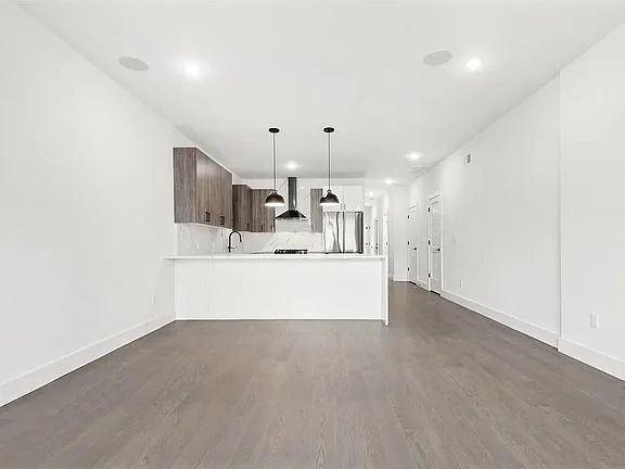 201 Lincoln St - Photo 2 of 11