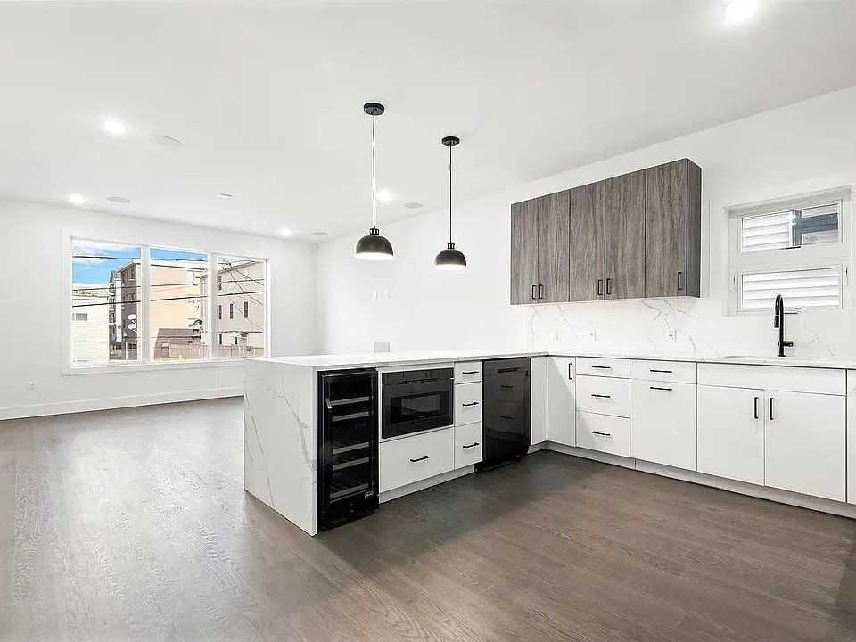 201 Lincoln St - Photo 3 of 11