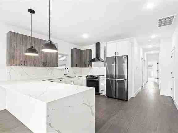201 Lincoln St - Photo 4 of 11