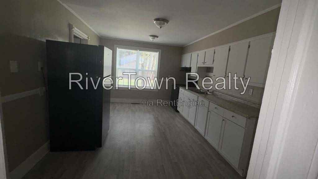 2458 Whitney Ave - Photo 3 of 9