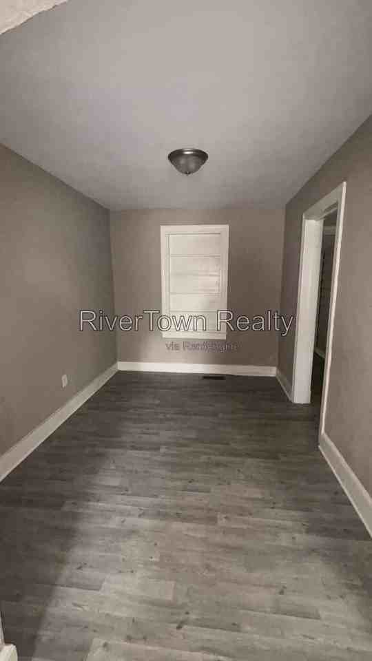 2458 Whitney Ave - Photo 4 of 9