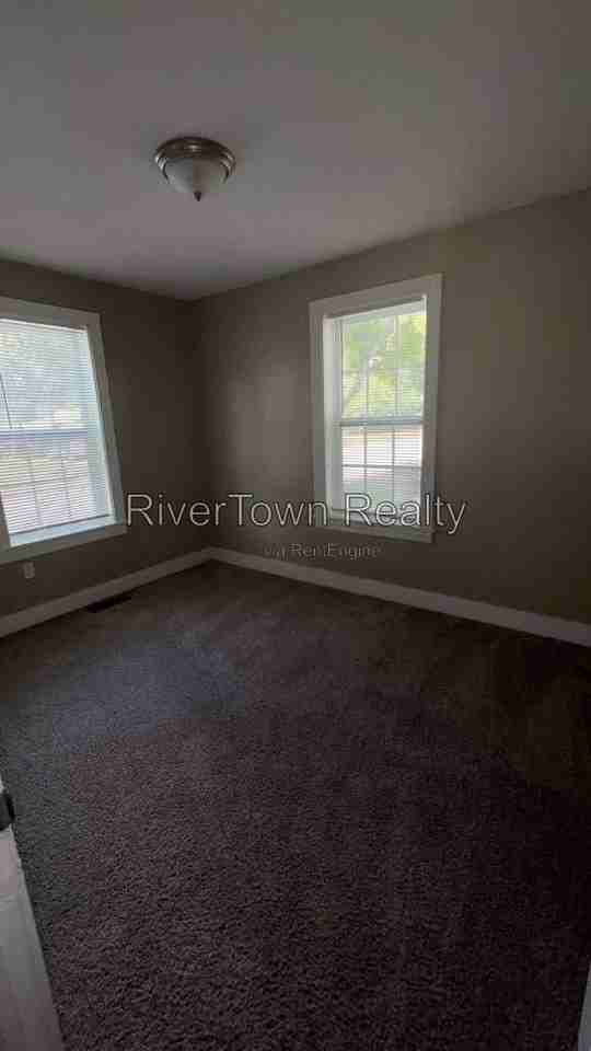 2458 Whitney Ave - Photo 6 of 9