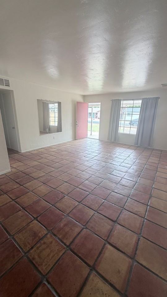 1204 W 7th St - Photo 2 of 28
