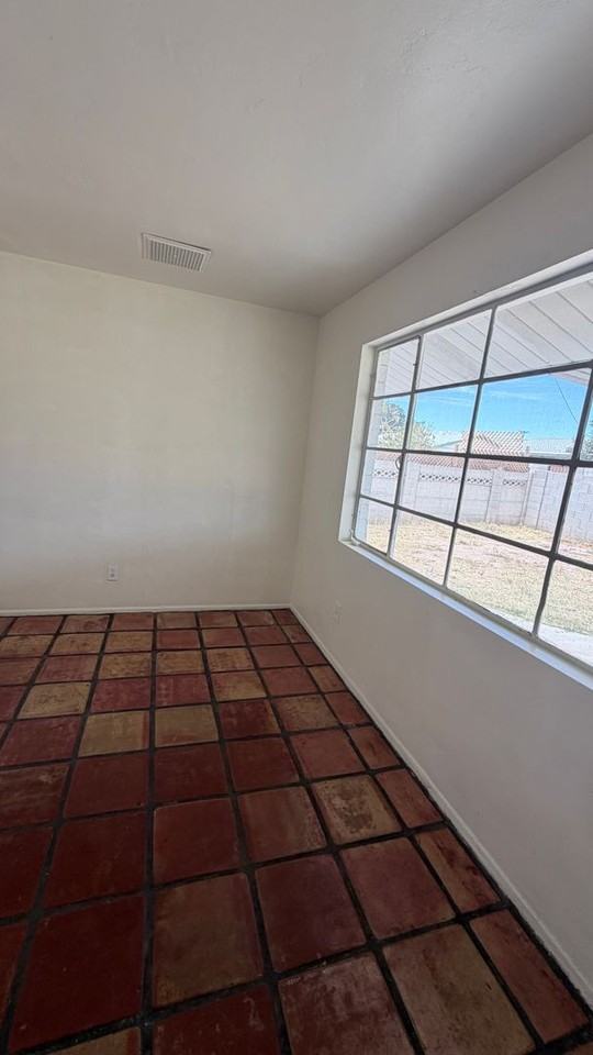1204 W 7th St - Photo 3 of 28
