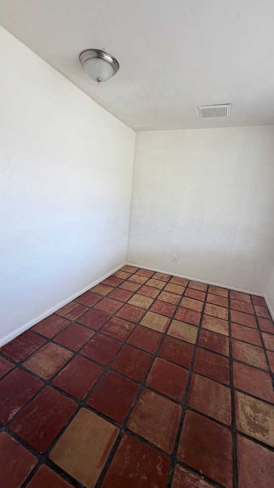 1204 W 7th St - Photo 4 of 28