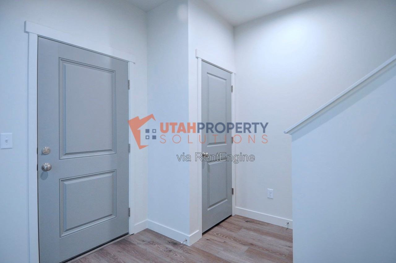 1036 W 430 S - Photo 3 of 29