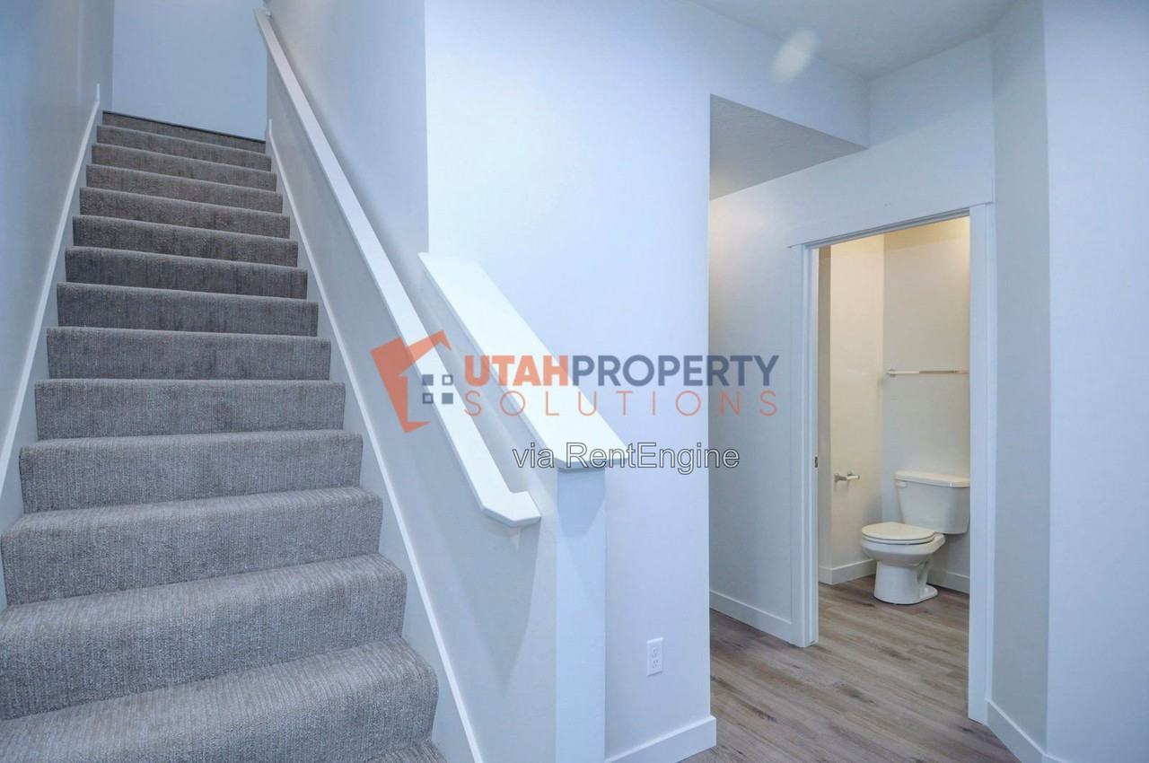 1036 W 430 S - Photo 4 of 29