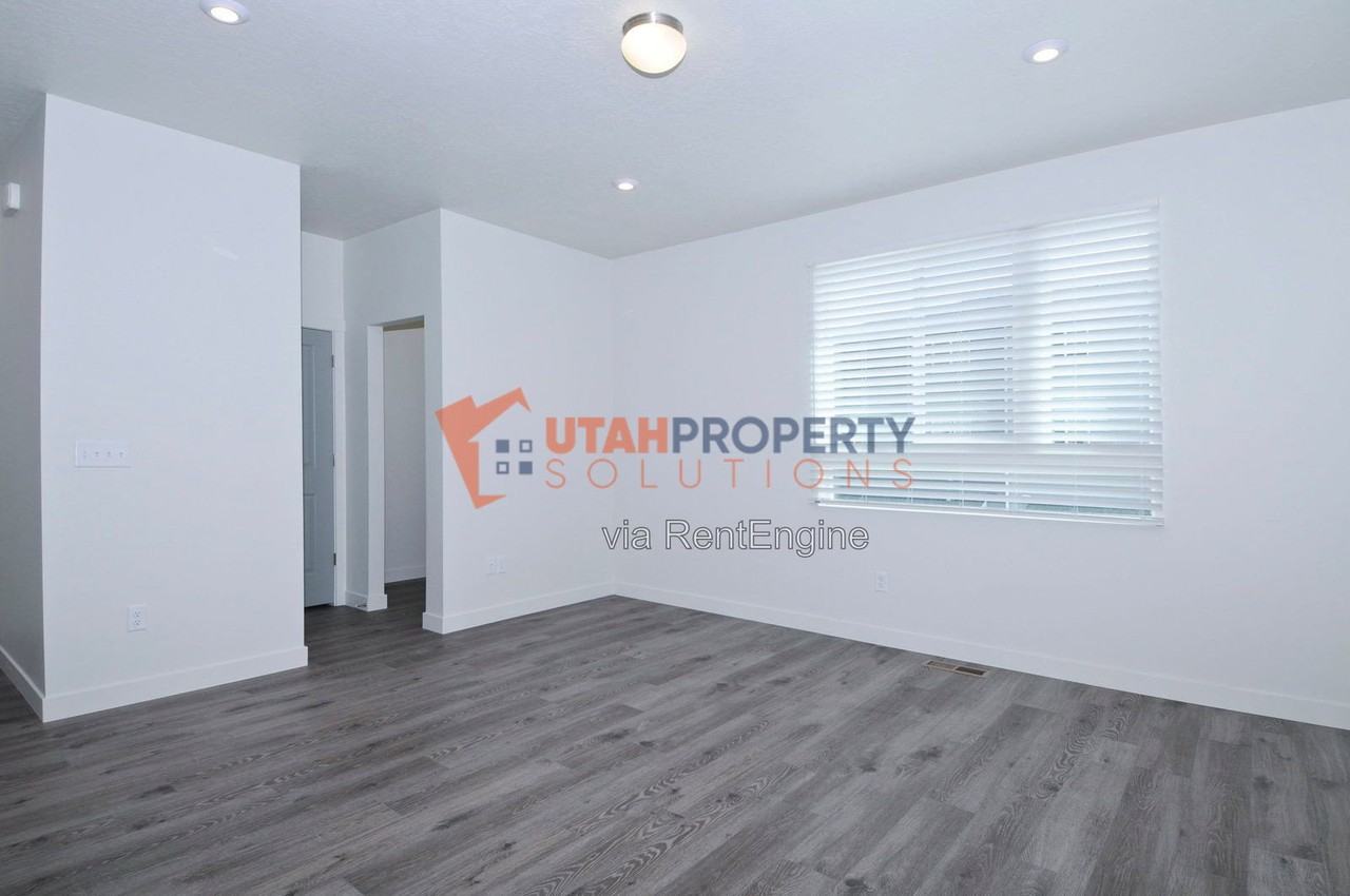 1036 W 430 S - Photo 5 of 29