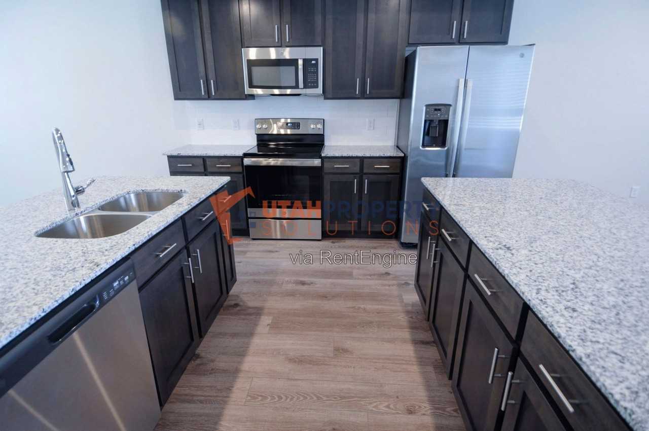 1036 W 430 S - Photo 7 of 29