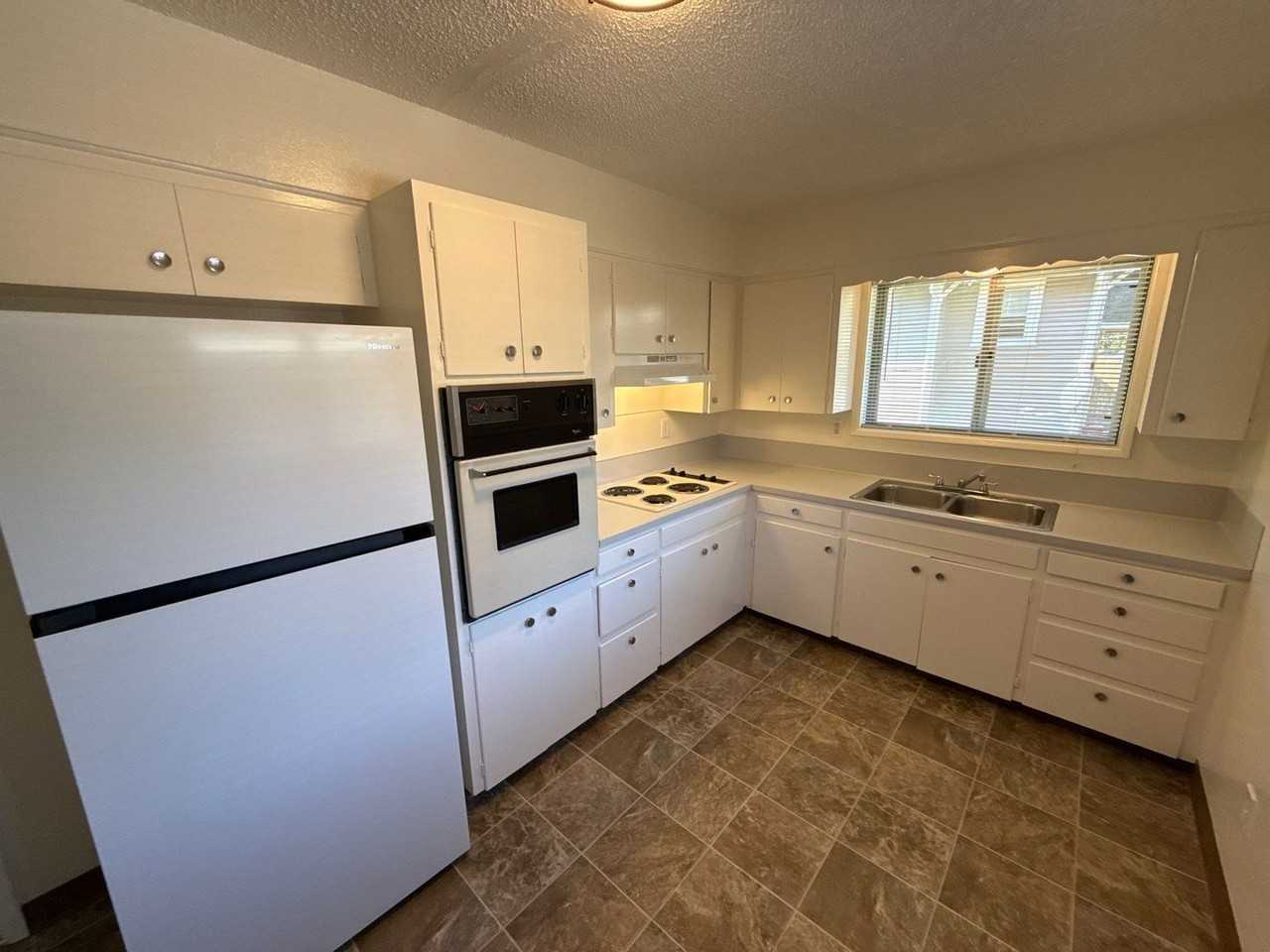1165 Hood St Ne #B - Photo 7 of 14