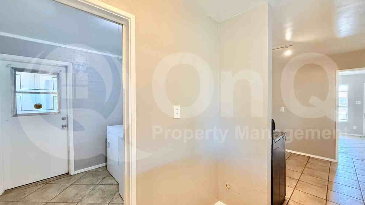 2131 W Luke Ave - Photo 7 of 21