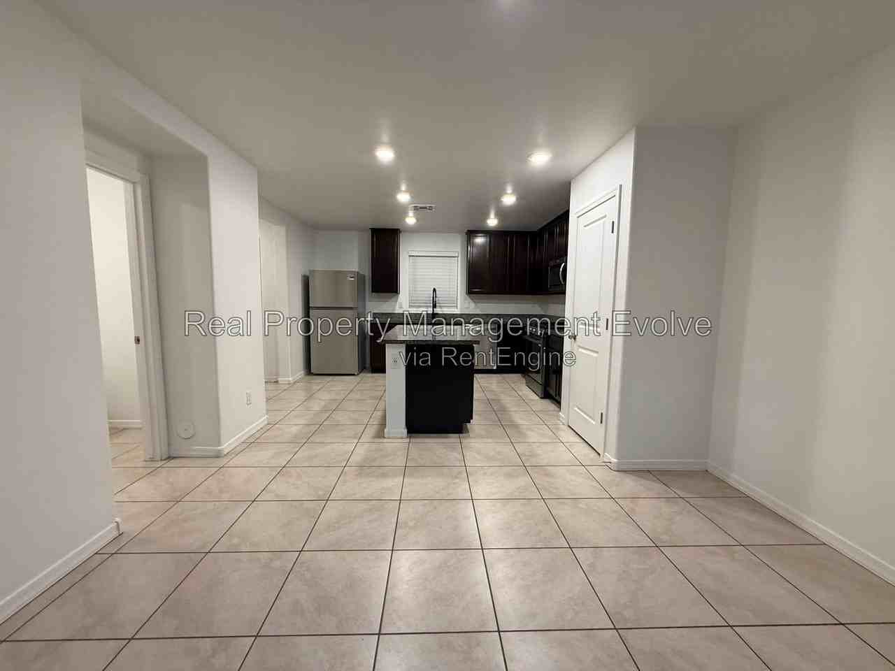 8218 W Illini St - Photo 7 of 27