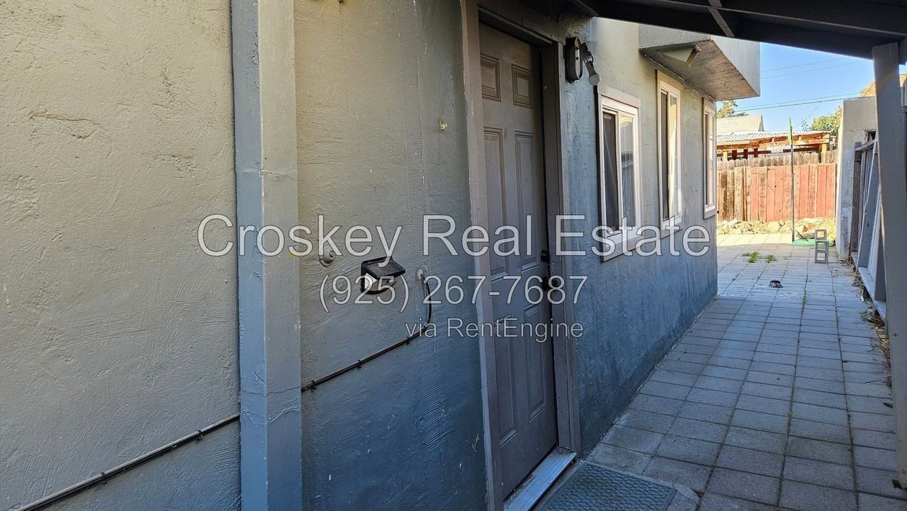 463 E 9th St #B - Photo 2 of 9