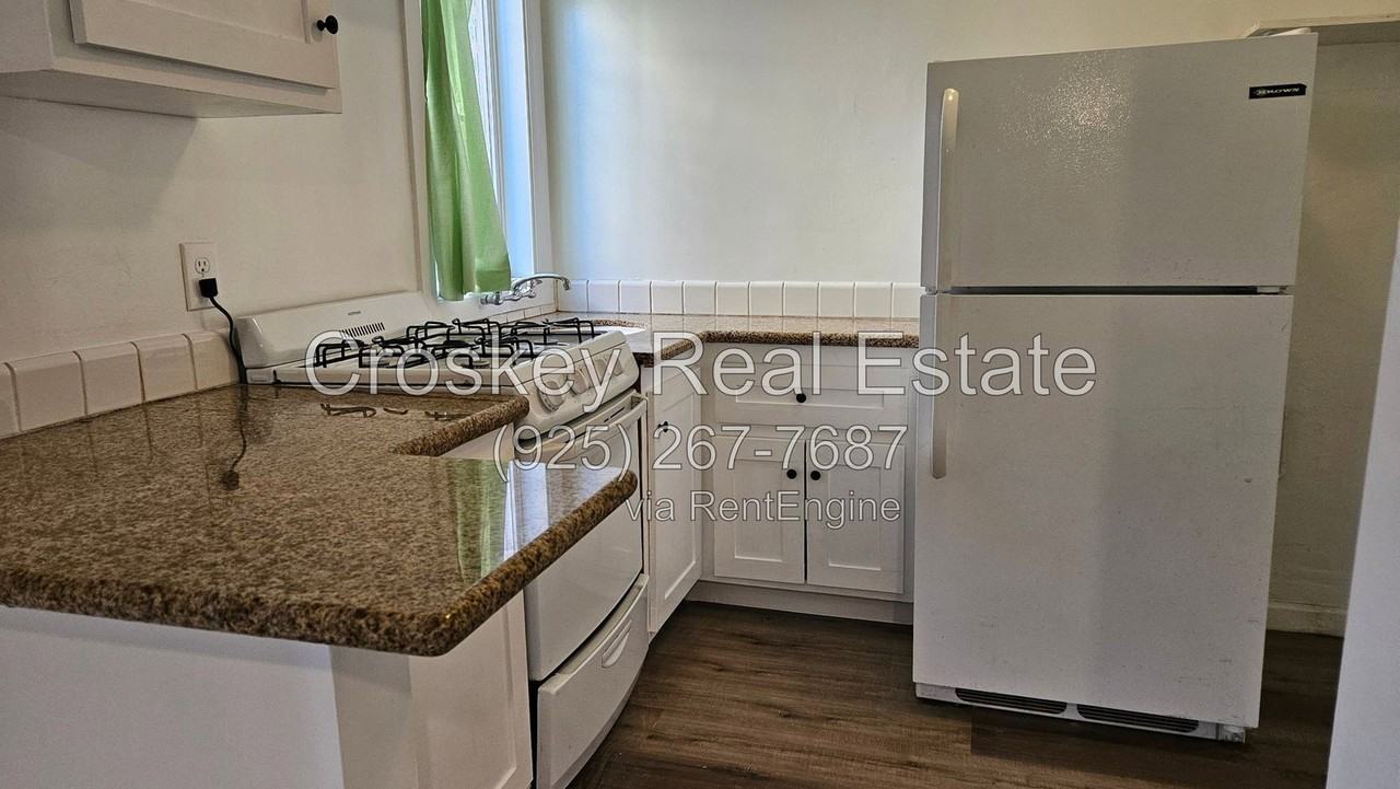 463 E 9th St #B - Photo 3 of 9