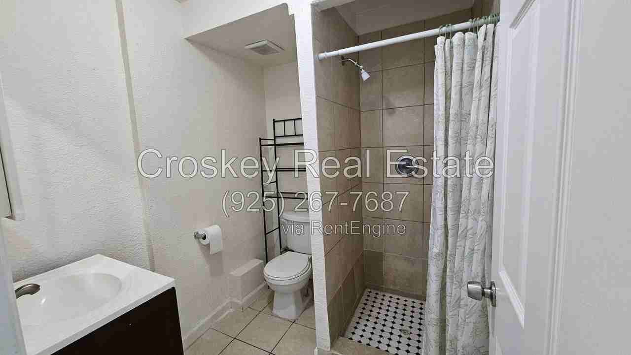 463 E 9th St #B - Photo 4 of 9