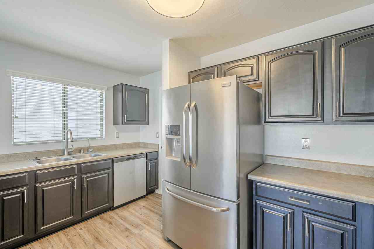 3866 W Belle Ave - Photo 4 of 37
