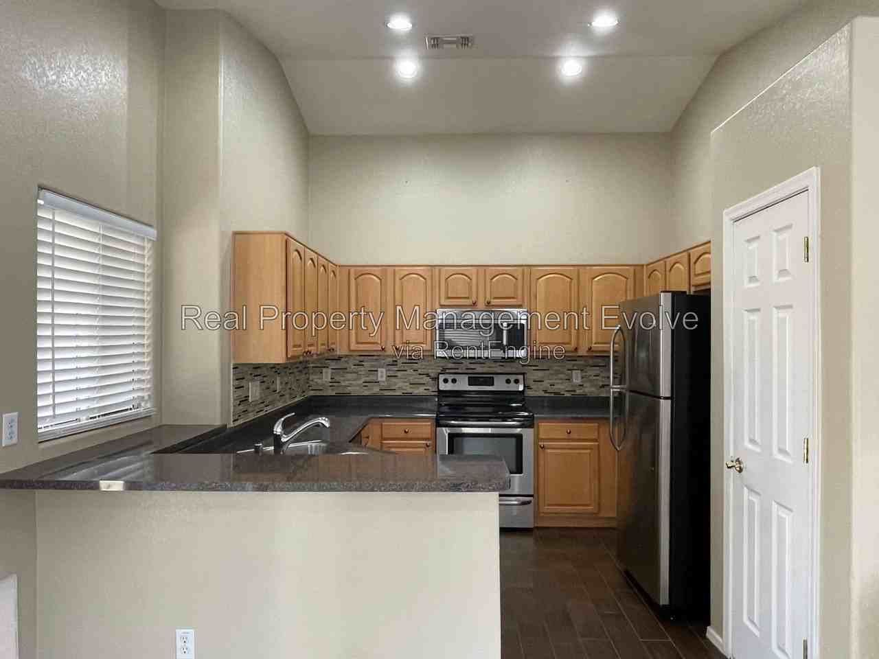 8172 W Mary Ann Dr - Photo 4 of 20