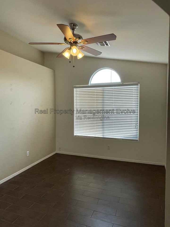 8172 W Mary Ann Dr - Photo 5 of 20